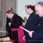 El Sr. Obispo presta juramento como Juez de la Causa de Rebeca