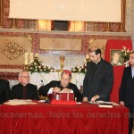 El Sr. Obispo firma los pliegos de la instrucción diocesana