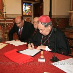 Mons. Rafael Palmero deja su firma en los documentos de la última sesión diocesana